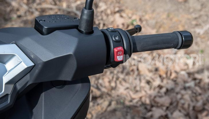 Comparativa scooter 400: Suzuki Burgman, Yamaha XMAX e BMW C400X - Foto 7 di 61