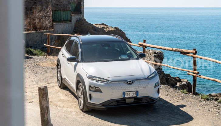 Prova su strada Hyundai Kona Electric, il B-SUV elettrico a prova di vacanza - Foto 2 di 46