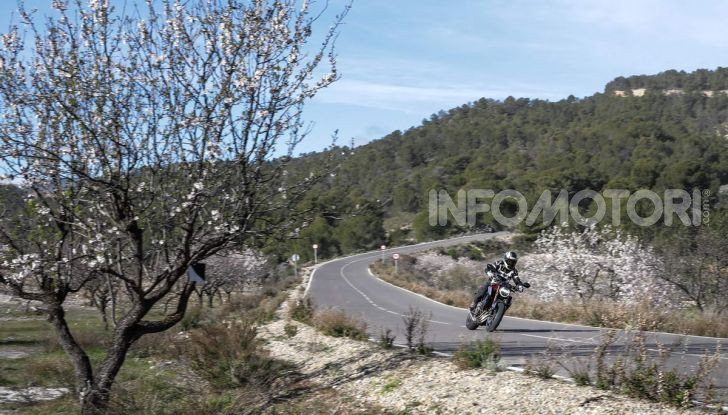 Prova su strada Honda CB650R e CBR650R 2019, caratteristiche, prezzi ed opinioni - Foto 17 di 78