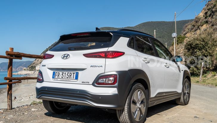 Prova su strada Hyundai Kona Electric, il B-SUV elettrico a prova di vacanza - Foto 7 di 46