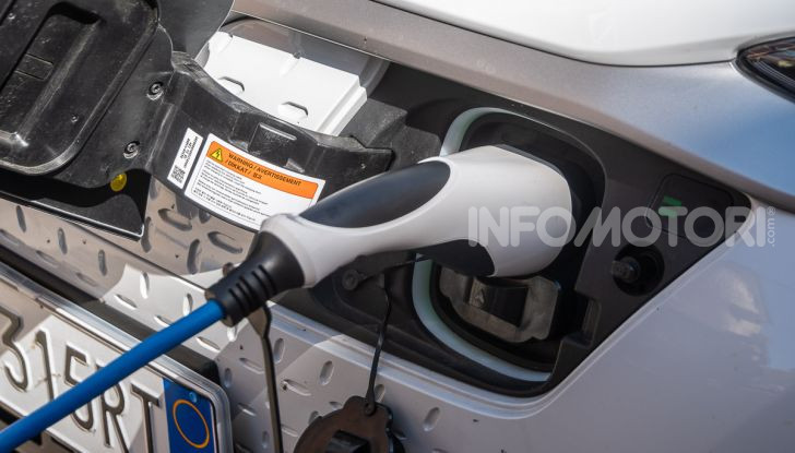 Prova su strada Hyundai Kona Electric, il B-SUV elettrico a prova di vacanza - Foto 11 di 46