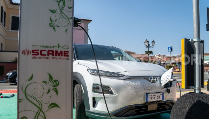 Prova su strada Hyundai Kona Electric, il B-SUV elettrico a prova di vacanza - Foto 14 di 46