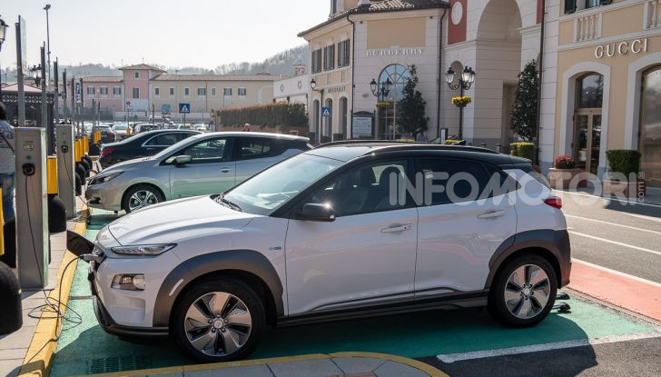 Prova su strada Hyundai Kona Electric, il B-SUV elettrico a prova di vacanza - Foto 15 di 46
