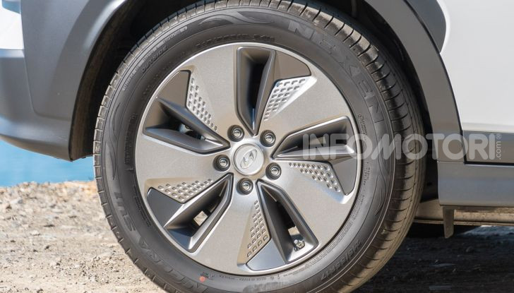 Prova su strada Hyundai Kona Electric, il B-SUV elettrico a prova di vacanza - Foto 18 di 46