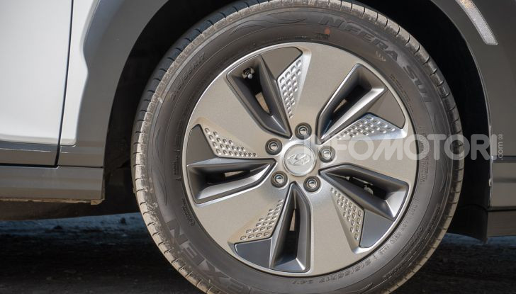 Prova su strada Hyundai Kona Electric, il B-SUV elettrico a prova di vacanza - Foto 19 di 46