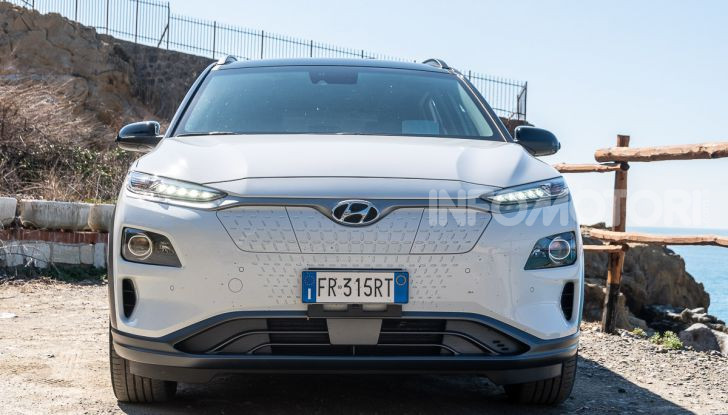 Prova su strada Hyundai Kona Electric, il B-SUV elettrico a prova di vacanza - Foto 22 di 46