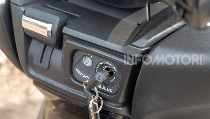 Comparativa scooter 400: Suzuki Burgman, Yamaha XMAX e BMW C400X - Foto 38 di 61