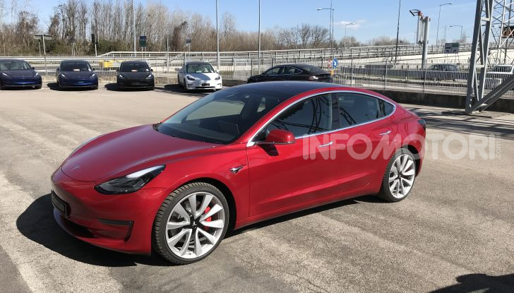 Tesla Model Y prezzi, prestazioni e caratteristiche - Foto 8 di 12