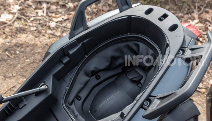 Confronto scooter 400: Bmw C400X e Yamaha XMAX 400 Iron Max - Foto 3 di 48