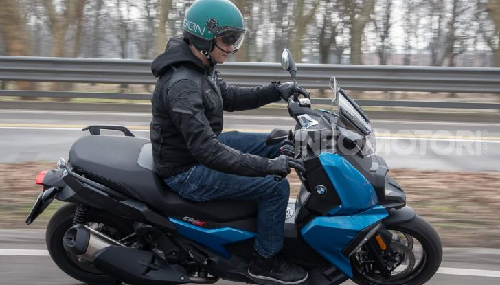 Confronto scooter 400: Bmw C400X e Yamaha XMAX 400 Iron Max - Foto 16 di 48