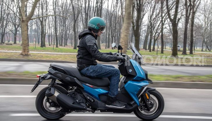 Confronto scooter 400: Bmw C400X e Yamaha XMAX 400 Iron Max - Foto 17 di 48