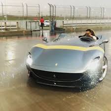 Una Ferrari Monza SP1 guidata sotto la pioggia in Kuwait
