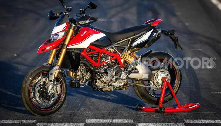 Prova su strada Ducati Hypermotard 950 e 950SP 2019: caratteristiche, opinioni e prezzi - Foto 44 di 54