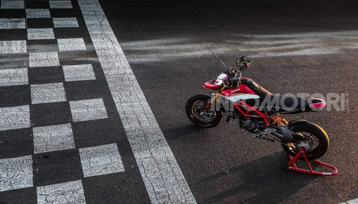 Prova su strada Ducati Hypermotard 950 e 950SP 2019: caratteristiche, opinioni e prezzi - Foto 46 di 54