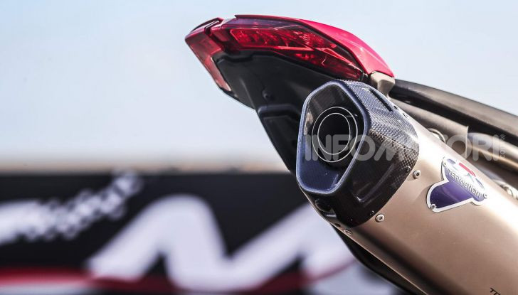 Prova su strada Ducati Hypermotard 950 e 950SP 2019: caratteristiche, opinioni e prezzi - Foto 48 di 54
