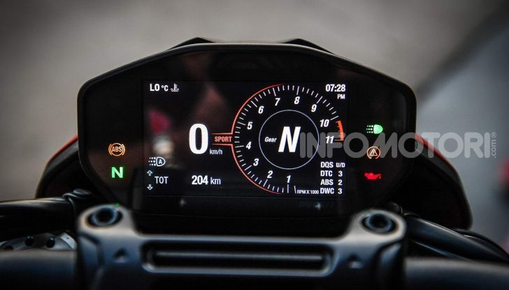Prova su strada Ducati Hypermotard 950 e 950SP 2019: caratteristiche, opinioni e prezzi - Foto 49 di 54