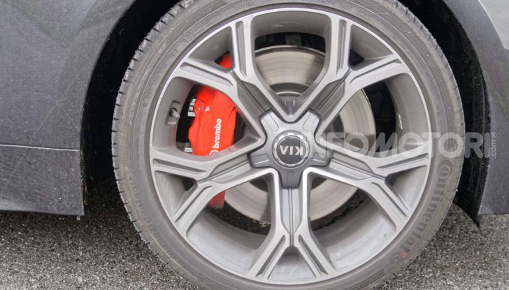 Prova KIA Stinger GT: 370CV per entrare nel mercato premium - Foto 12 di 56