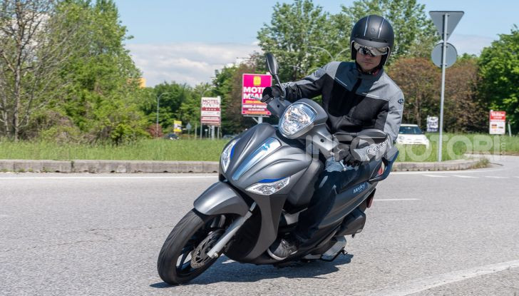 Prova Piaggio Medley 150 SE: commuter urbano Made in Italy - Foto 34 di 47