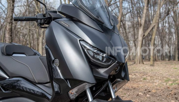 Confronto scooter 400: Bmw C400X e Yamaha XMAX 400 Iron Max - Foto 20 di 48