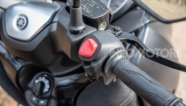 Confronto scooter 400: Bmw C400X e Yamaha XMAX 400 Iron Max - Foto 22 di 48