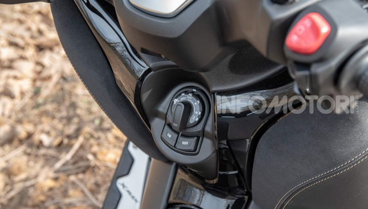 Confronto scooter 400: Bmw C400X e Yamaha XMAX 400 Iron Max - Foto 23 di 48