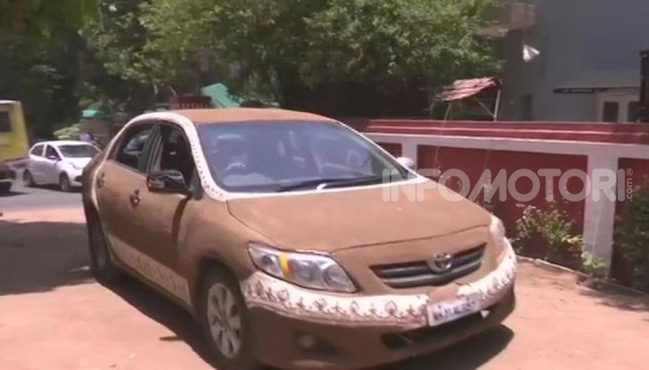 India, ricopre la sua auto di sterco per risparmiare sull’aria condizionata - Foto 5 di 6