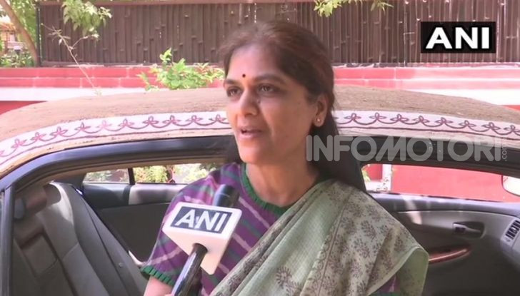 India, ricopre la sua auto di sterco per risparmiare sull’aria condizionata - Foto 4 di 6