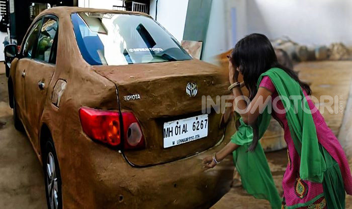 India, ricopre la sua auto di sterco per risparmiare sull’aria condizionata - Foto 3 di 6