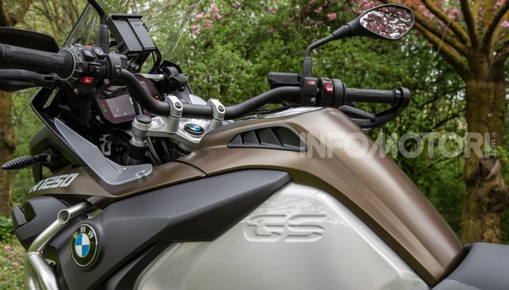 Prova video BMW R1250GS Adventure 2019 – Quanto è cresciuta la regina? - Foto 16 di 37