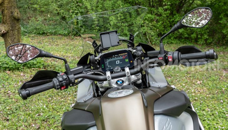Prova video BMW R1250GS Adventure 2019 – Quanto è cresciuta la regina? - Foto 17 di 37