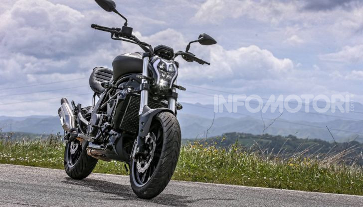 Benelli 502 C inedita estetica da cruiser