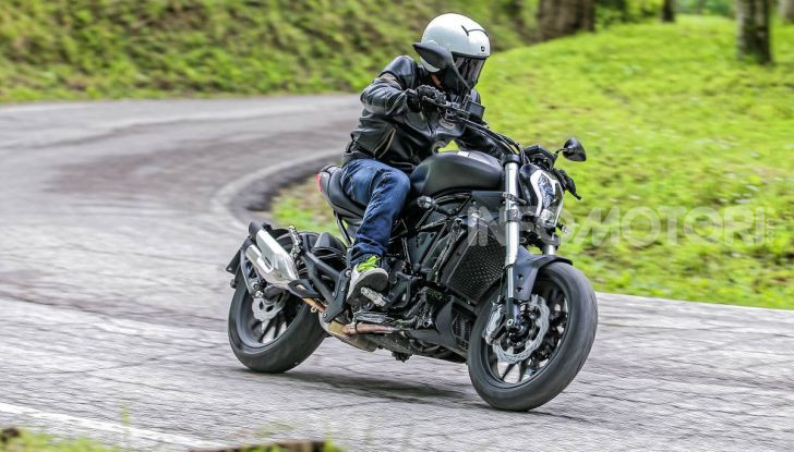 Prova in anteprima: nuova Benelli  502C, arriva la urban cruiser della casa di Pesaro - Foto 9 di 60