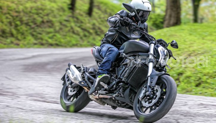 Prova in anteprima: nuova Benelli  502C, arriva la urban cruiser della casa di Pesaro - Foto 14 di 60