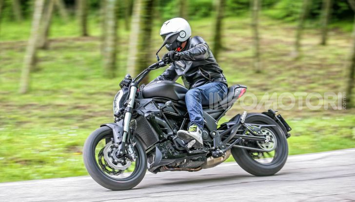 Prova in anteprima: nuova Benelli  502C, arriva la urban cruiser della casa di Pesaro - Foto 16 di 60