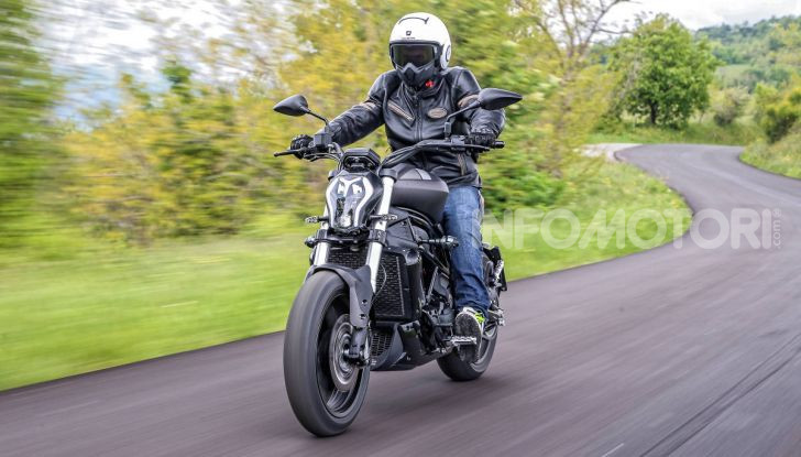 Prova in anteprima: nuova Benelli  502C, arriva la urban cruiser della casa di Pesaro - Foto 26 di 60