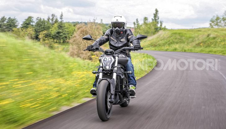 Prova in anteprima: nuova Benelli  502C, arriva la urban cruiser della casa di Pesaro - Foto 29 di 60