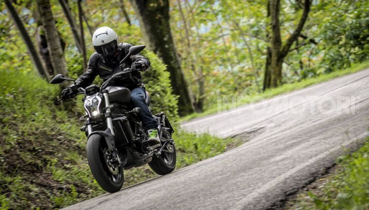 Prova in anteprima: nuova Benelli  502C, arriva la urban cruiser della casa di Pesaro - Foto 37 di 60