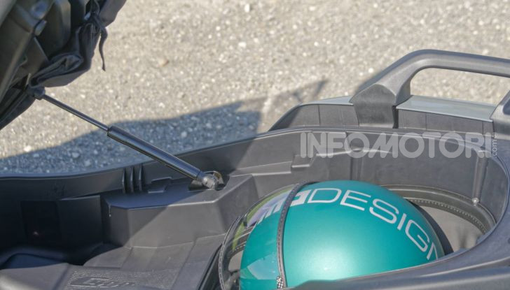 BMW C400 GT vano sottosella