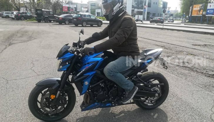 Come guidare in sicurezza la moto in quattro semplici mosse - Foto 13 di 17