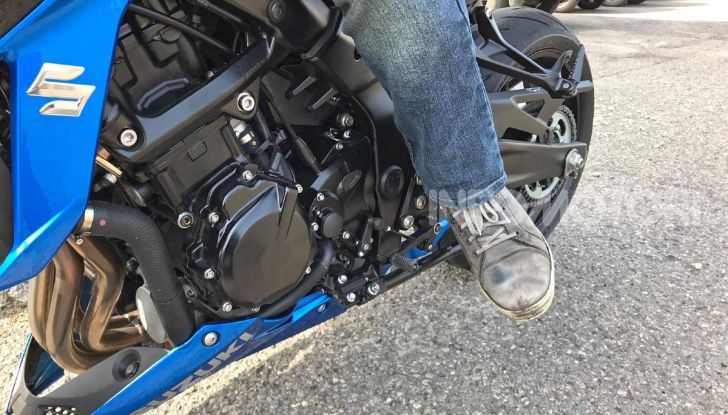 Come guidare in sicurezza la moto in quattro semplici mosse - Foto 15 di 17