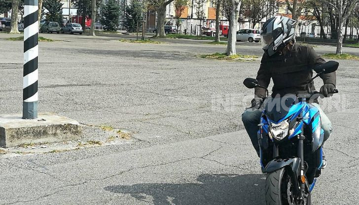 Come guidare in sicurezza la moto in quattro semplici mosse - Foto 16 di 17