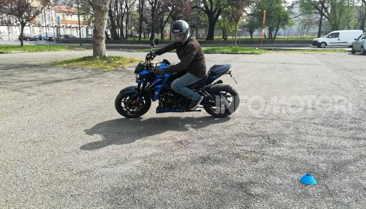 Come guidare in sicurezza la moto in quattro semplici mosse - Foto 1 di 17