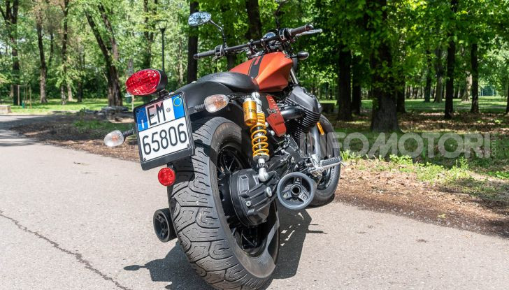 Prova su strada Moto Guzzi V9 Bobber Sport, quando l’estetica si unisce alla sostanza - Foto 21 di 48