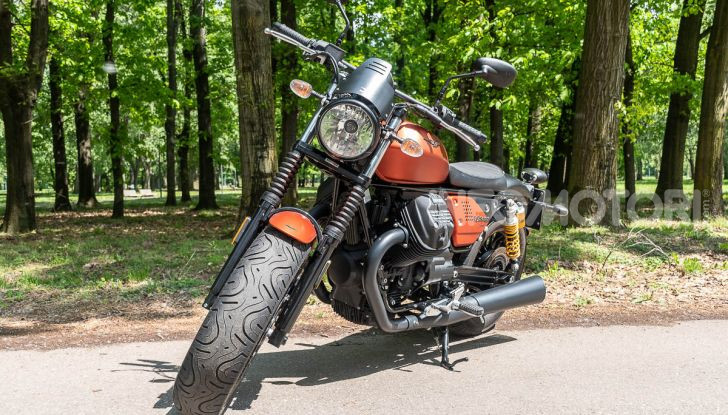 Prova su strada Moto Guzzi V9 Bobber Sport, quando l’estetica si unisce alla sostanza - Foto 27 di 48