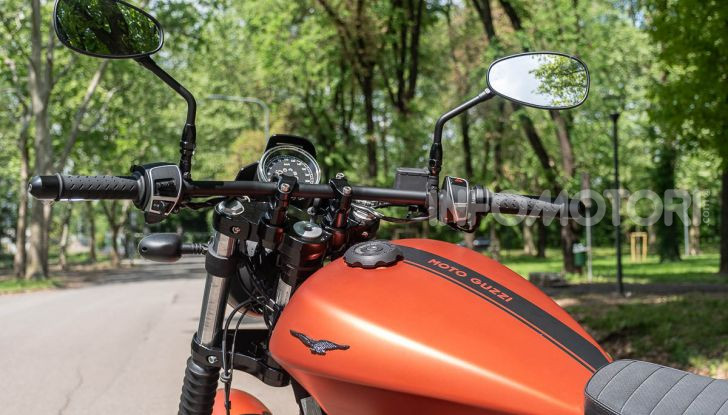 Prova su strada Moto Guzzi V9 Bobber Sport, quando l’estetica si unisce alla sostanza - Foto 30 di 48