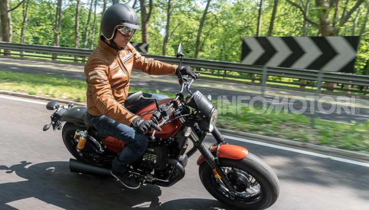 Prova su strada Moto Guzzi V9 Bobber Sport, quando l’estetica si unisce alla sostanza - Foto 45 di 48