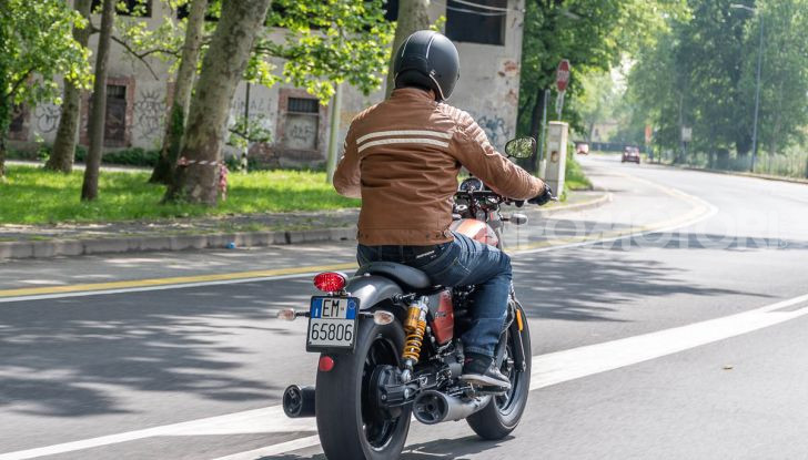 Prova su strada Moto Guzzi V9 Bobber Sport, quando l’estetica si unisce alla sostanza - Foto 47 di 48