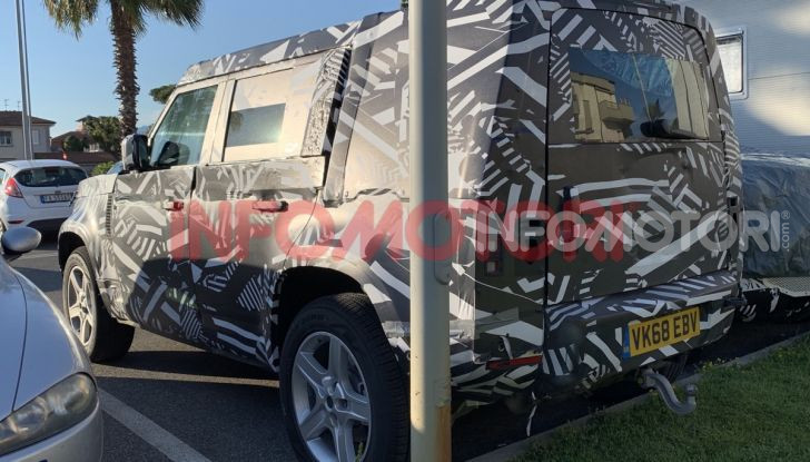 Nuovo Land Rover Defender 2020: le spy photo in pista e su strada - Foto 20 di 24