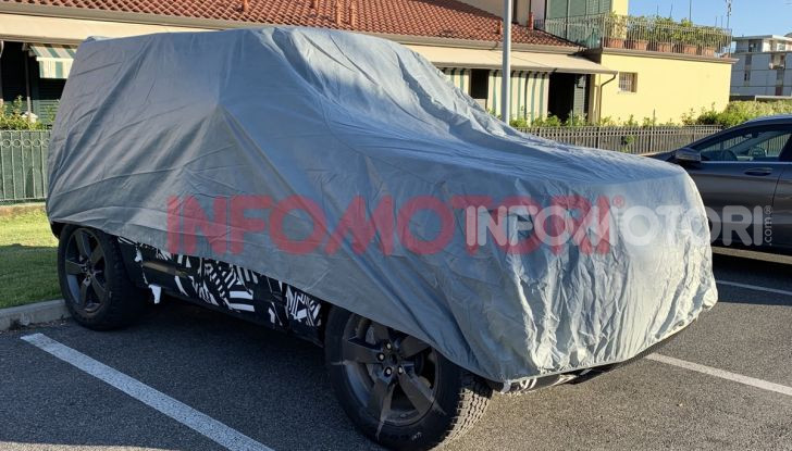 Nuovo Land Rover Defender 2020: le spy photo in pista e su strada - Foto 22 di 24
