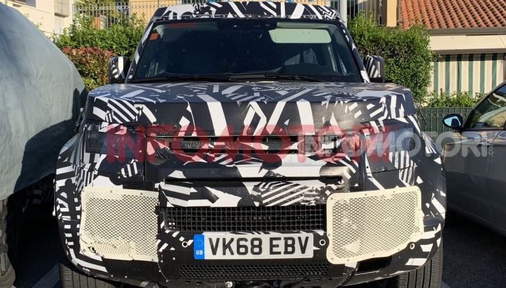 Nuovo Land Rover Defender 2020: le spy photo in pista e su strada - Foto 17 di 24